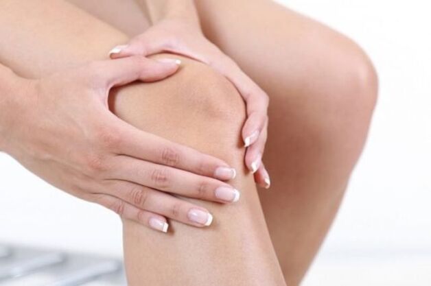 Při artróze dochází k akutní bolesti, která snižuje pohyblivost kolenního kloubu. 