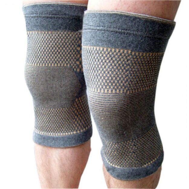 V počáteční fázi artrózy kolenního kloubu se doporučuje nosit fixační obvaz