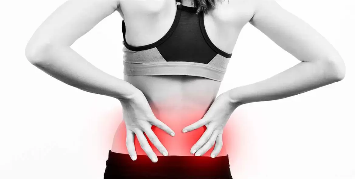 Bolest v bederní oblasti, kterou lze zmírnit cvičením a správnou polohou těla