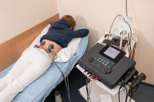 Elektroforéza je předepsáno pacientům pro léčbu bolestí zad a baňkování zánětlivého procesu