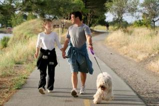 Při častých bolestech v dolní části zad by měla nahradit aktivní sportování, procházky na čerstvém vzduchu